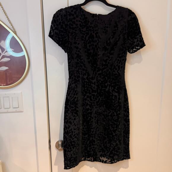 L'Agence for Barneys New York Black Embossed Short Sleeve Shift Dress Sz 4 - Picture 3 of 11